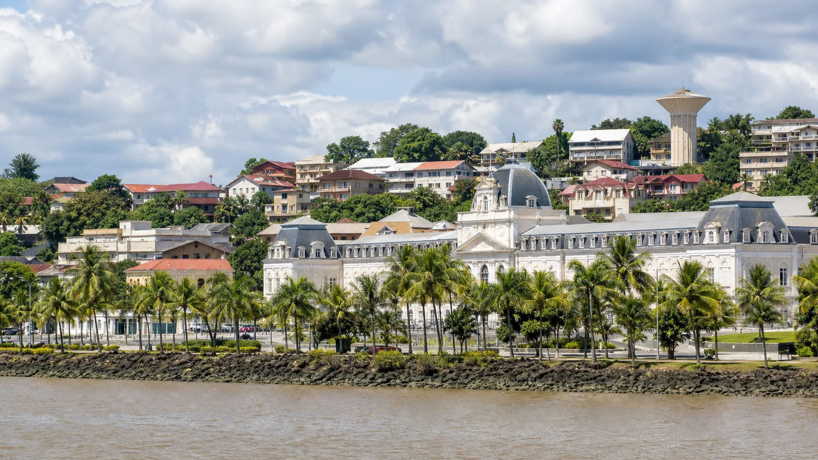 Image editoriale generee par IA pour le systeme de retraite : Guyane francaise