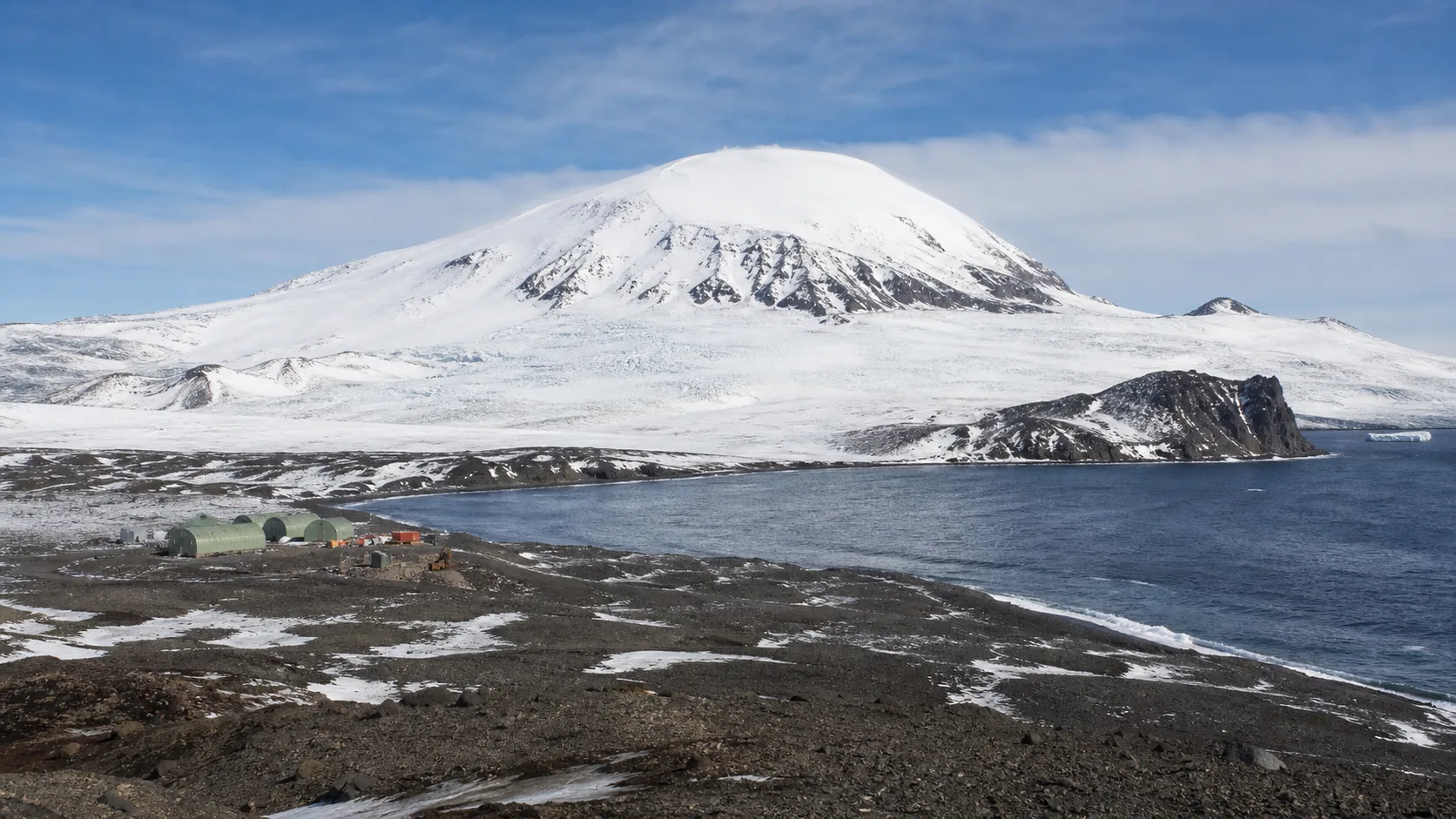Image editoriale raster d'un glacier de l'ile Heard et d'un camp de terrain pour le systeme de retraite des iles Heard-et-McDonald