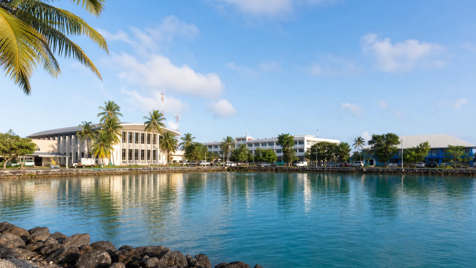 Image editoriale generee par IA du front de mer civique de Majuro pour le systeme de retraite des Iles Marshall