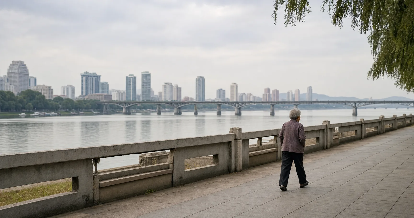 Image editoriale generee par IA d'un resident age pres d'une promenade riveraine a Pyongyang pour le systeme de retraite nord-coreen