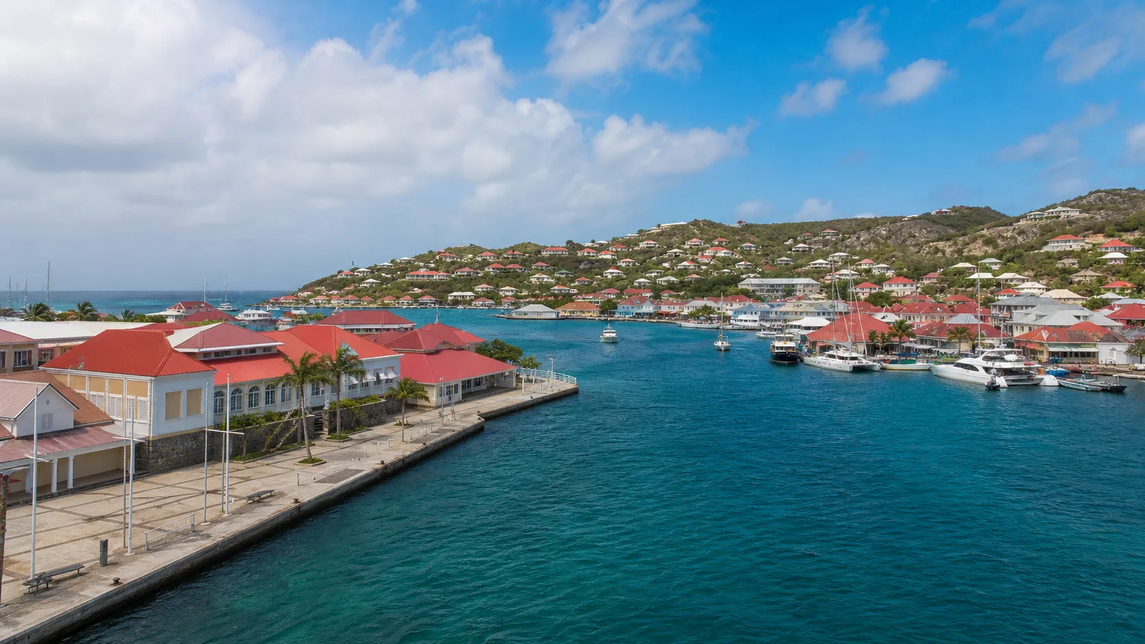 Image editoriale generee par IA du port de Gustavia pour le systeme de retraite de Saint-Barthelemy