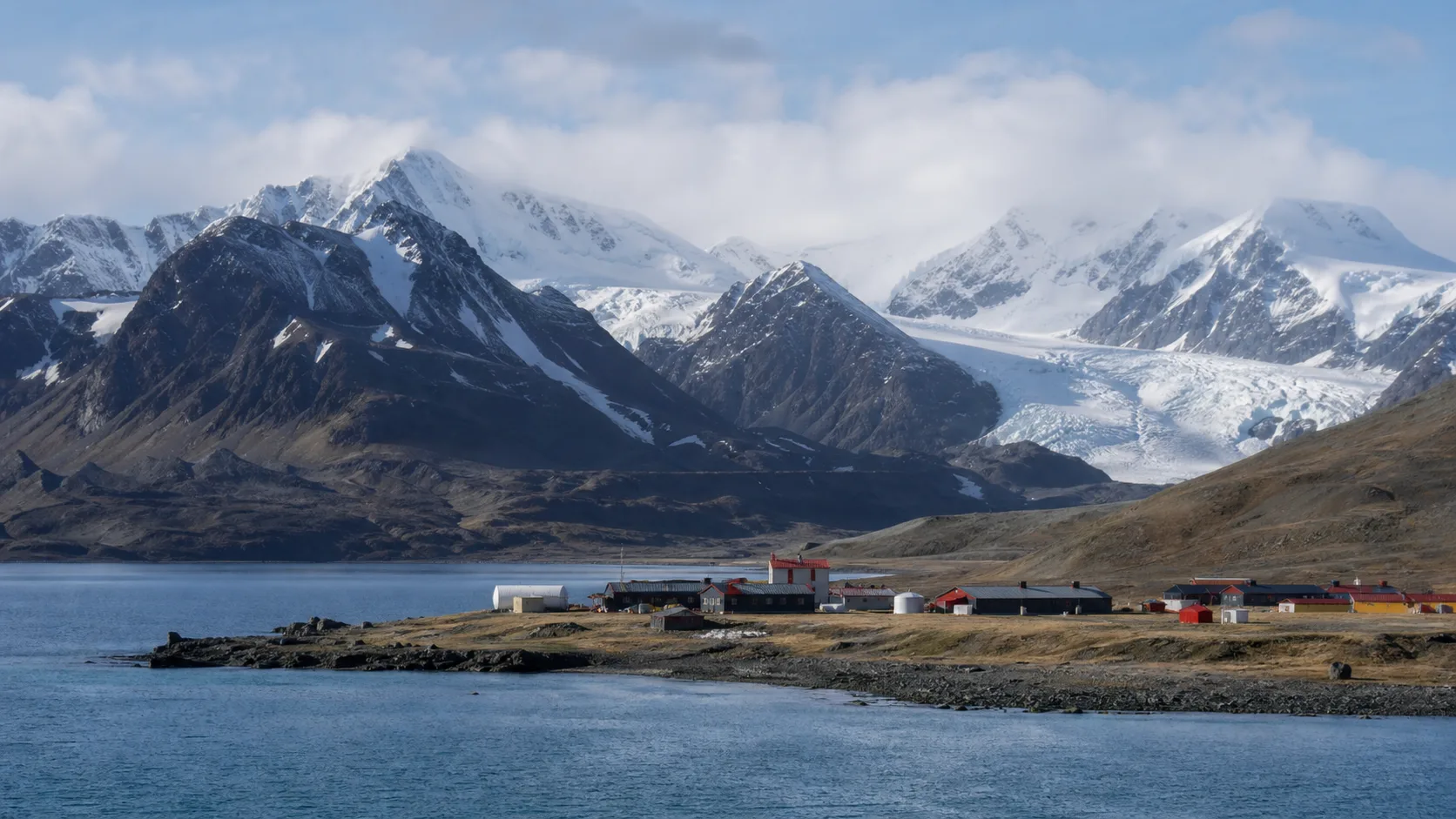 Image editoriale raster d'une station de recherche et d'un littoral glaciaire pour le systeme de retraite de la Georgie du Sud-et-les iles Sandwich du Sud