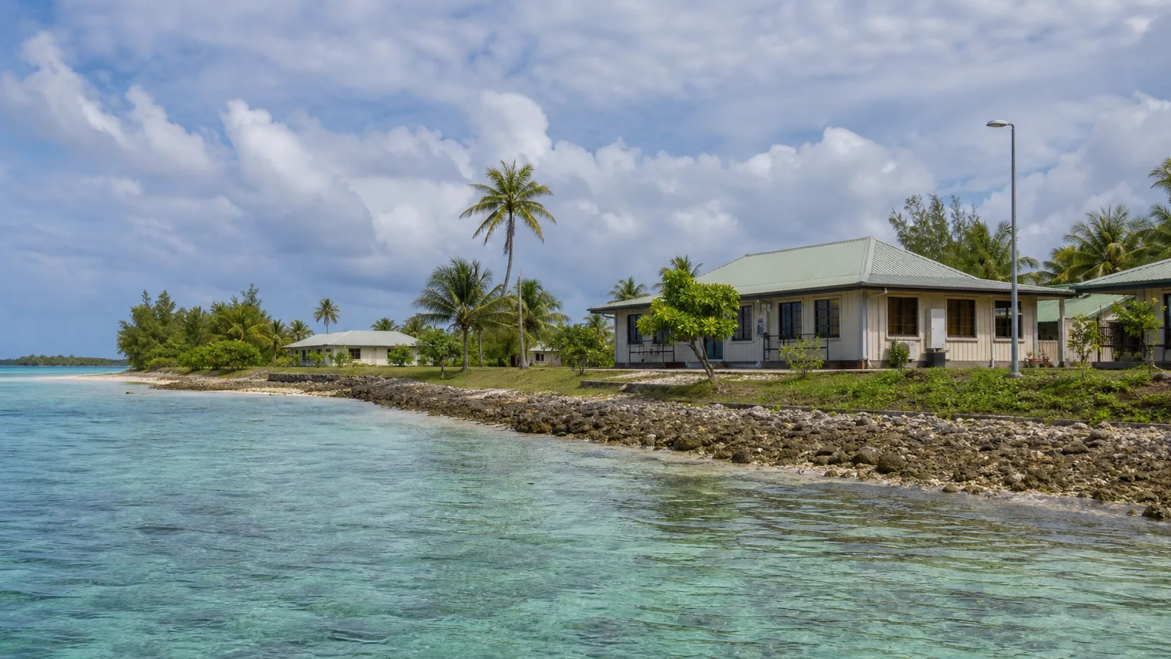 Image editoriale raster d'un littoral d'atoll de Tokelau et de batiments publics pour le systeme de retraite de Tokelau