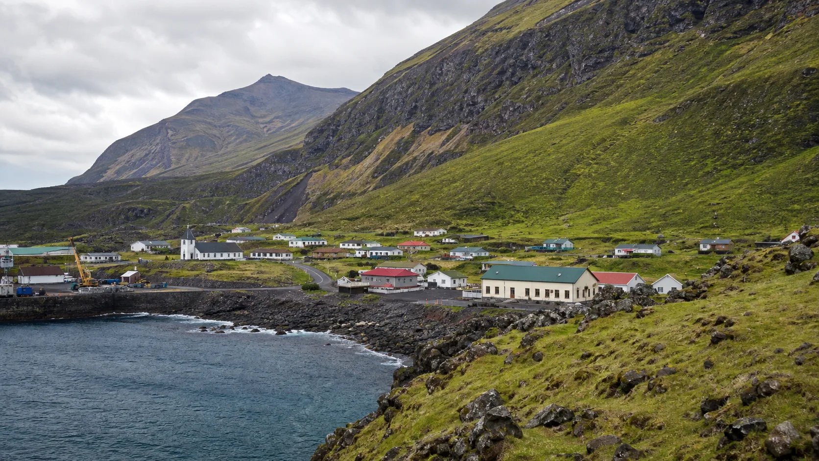 Image editoriale generee par IA d'Edinburgh of the Seven Seas pour le systeme de retraite de Tristan da Cunha